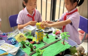 小孩们在桌子边 中度可信度描述已自动生成